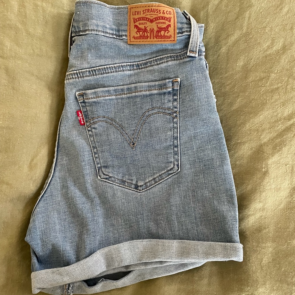 Levi’s classic blue denim mid thigh short